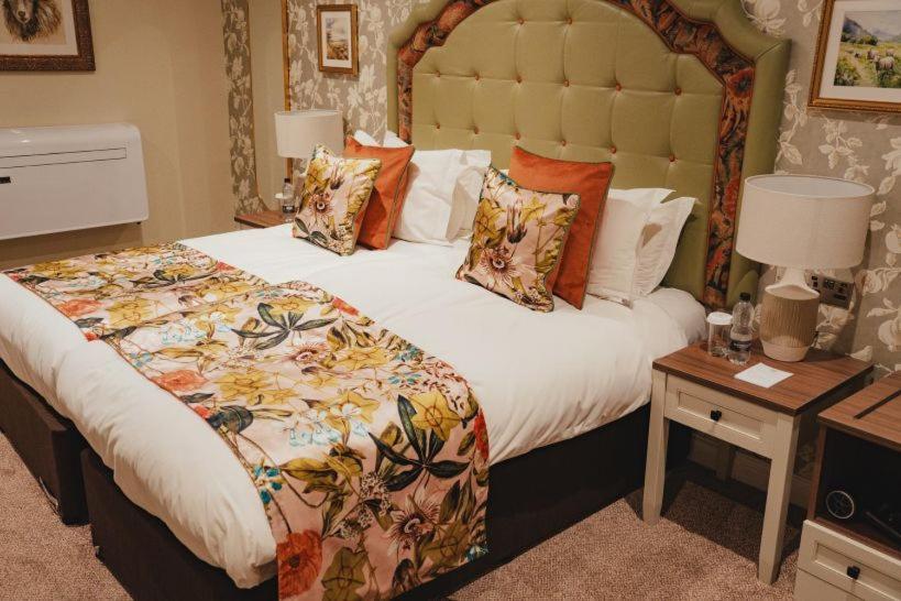 The Golden Fleece Hotel, Thirsk, North Yorkshire エクステリア 写真