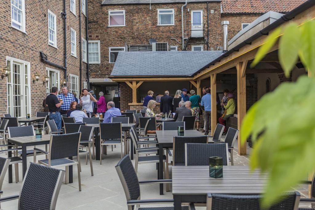 The Golden Fleece Hotel, Thirsk, North Yorkshire エクステリア 写真